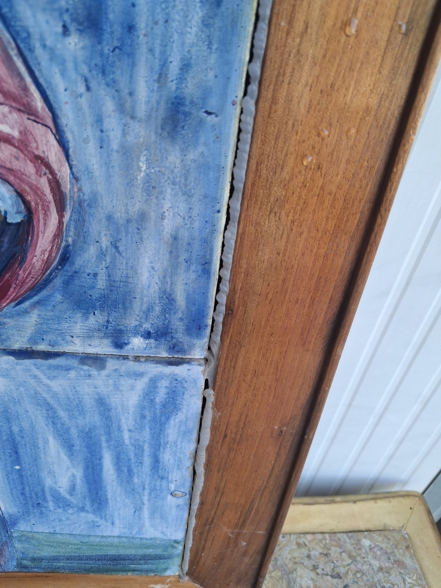 Pittura a freddo su mattonelle in maiolica